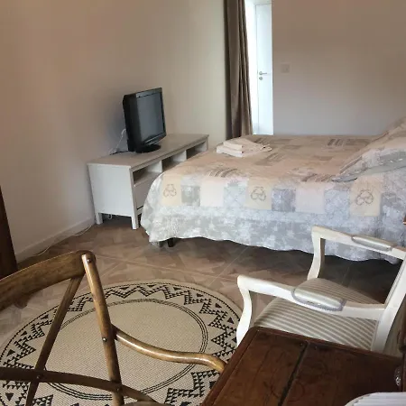 ゲストハウス Les 3 Pigeons 3*