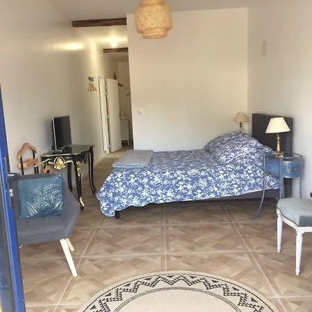 ゲストハウス Les 3 Pigeons 3*