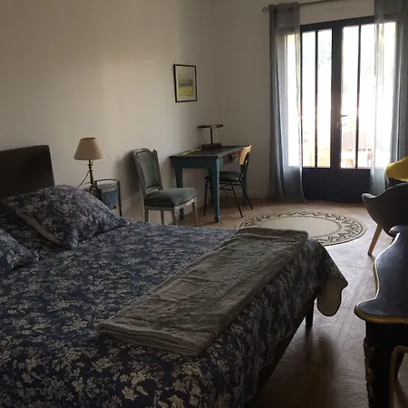 ゲストハウス Les 3 Pigeons 3*